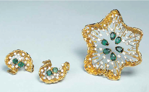 Brooch of 18ct yellow gold nugget flake John Donald, Brooch of 18ct yellow gold nugget flake in star shape crown design, set pear shape cultured emeralds and round diamonds
