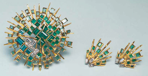 Concave brooch of 18ct yellow gold John Donald, Concave brooch of 18ct yellow gold radiating rods with dark emeralds set in centre